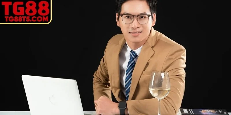 Cuộc đời và hành trình học vấn của người đứng đầu thương hiệu